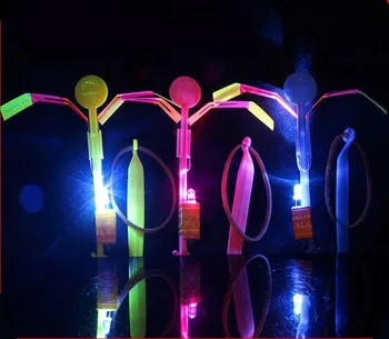 [Engraçado] 1200PCS/monte LED Surpreendente setas que voam de helicóptero guarda-chuva de luz Exterior pára-quedas luminoso Flash libélula crianças brinquedos do bebê